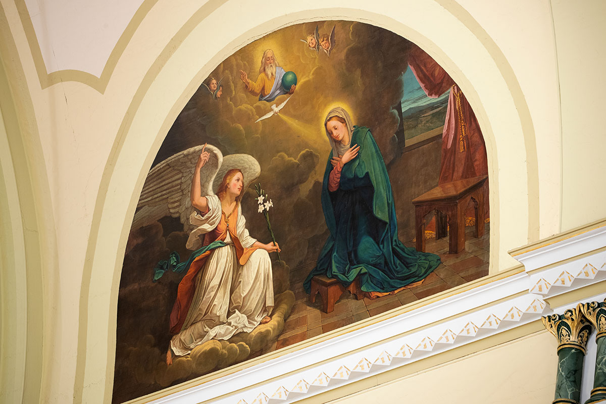 Oeuvre montrant l'ange Gabriel, portant le lis d'une main, annonçant à la Vierge Marie sa maternité divine. En arrière plan on voit la figure de Dieu entouré d'anges et une colombe.