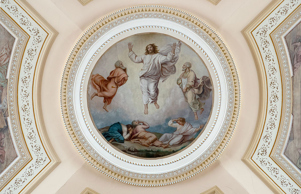 Fresque au plafond de l'Église montrant le Christ ascendant, entouré de deux personnages flottants avec, au bas, trois personnages au sol prosternés devant la scène.