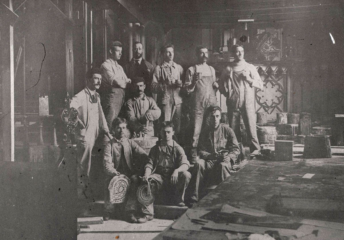 Photo de groupe des ouvriers responsables de la décoration d'église de Saint-Hilaire, sous la supervision de l'artiste Ozias Leduc.