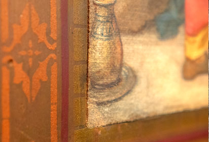 Détail d'une décoration d'église où on voit un canevas peint juxtaposé à un motif décoratif.