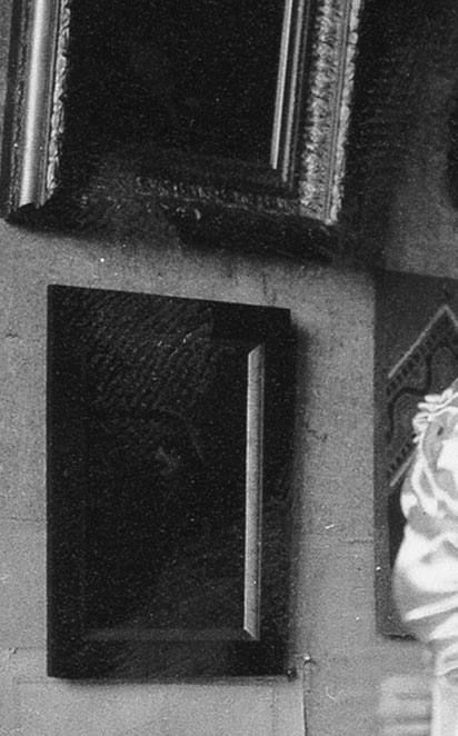 Détail d'une photographie historique d'une femme debout, vêtue d'une robe formelle, posant pour l'artiste.