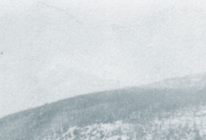 Photographie historique de la maison atelier d'Ozias Leduc en hiver, avec le mont Saint-Hilaire en arrière-plan.