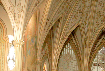Vue de l'intérieur de l'Église de Saint-Hilaire, en direction de l'autel.