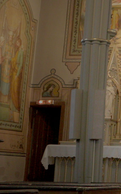 Vue d'ensemble de l'intérieur de l'Église de saint-Hilaire, en direction de l'autel.