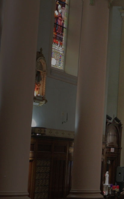 Vue d'ensemble de l'intérieur de l'Église des Saints-Anges de Lachine, en direction de l'autel.