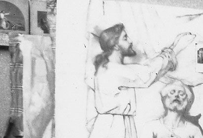 Détail d'une photographie historique montrant un jeune Ozias Leduc, debout, derrière deux femmes plus agées assises devant lui.