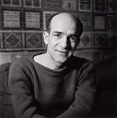 Photo de Paul-Émile Borduas dans son atelier assis devant son travail