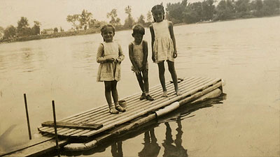 Scène de la vidéo représentant les trois enfants de Paul-Émile Borduas, sur le quai.