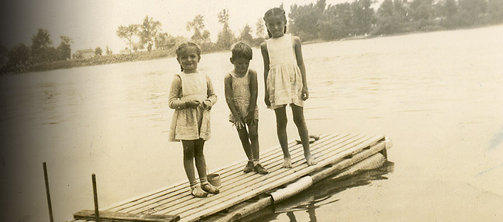 Photo des trois enfants Borduas sur le quai au bord de la rivière, en été. De gauche à droite : Renée, Paul et Janine. 