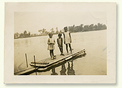 Photo of the three Borduas children on the riverside dock. From left to right : Renée, Paul et Janine.